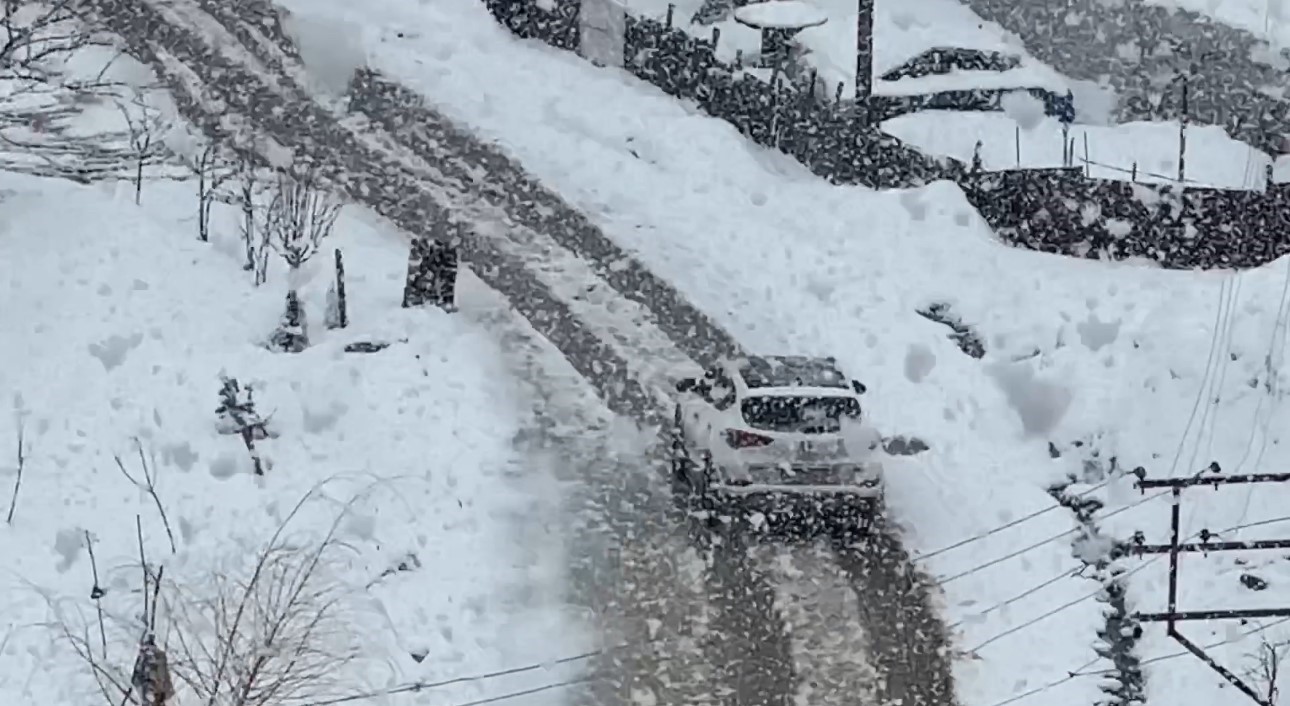Yüksekova’ya kış geri geldi
