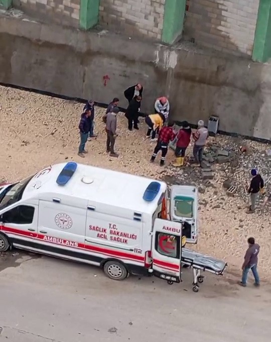 Yüksekten düşen inşaat işçisi yaralandı
