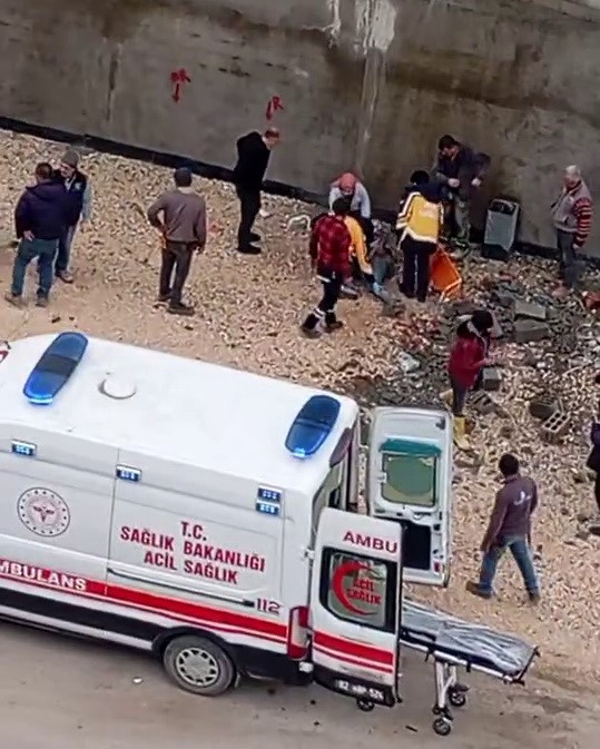 Yüksekten düşen inşaat işçisi yaralandı
