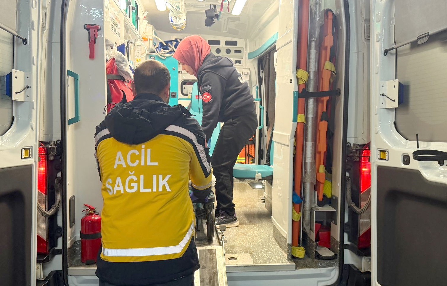 Yüksekten düşen kız çocuğu hayatını kaybetti
