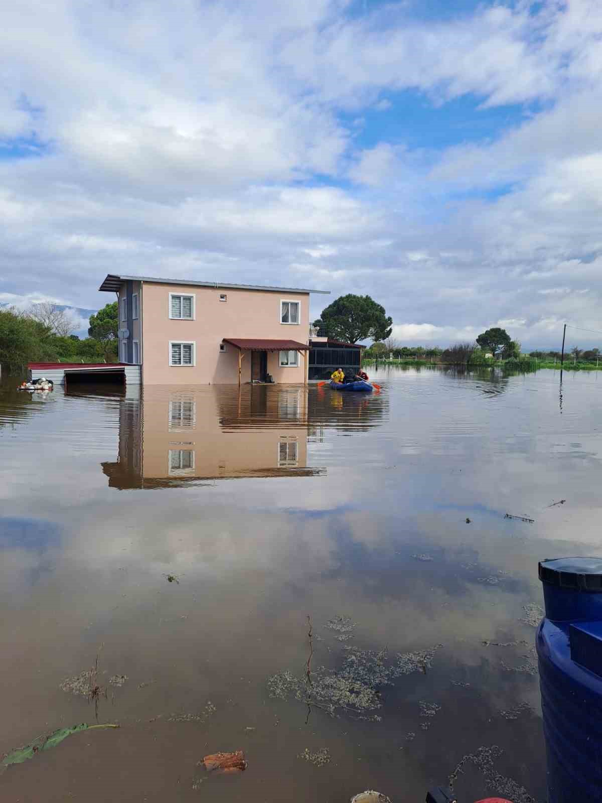 Yükselen sular evde mahsur bıraktı, AFAD ekipleri yetişti
