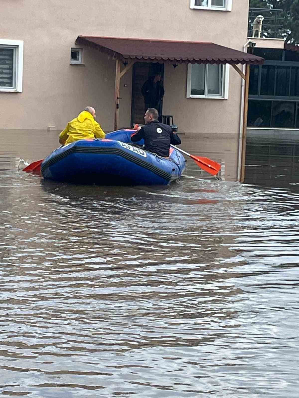 Yükselen sular evde mahsur bıraktı, AFAD ekipleri yetişti
