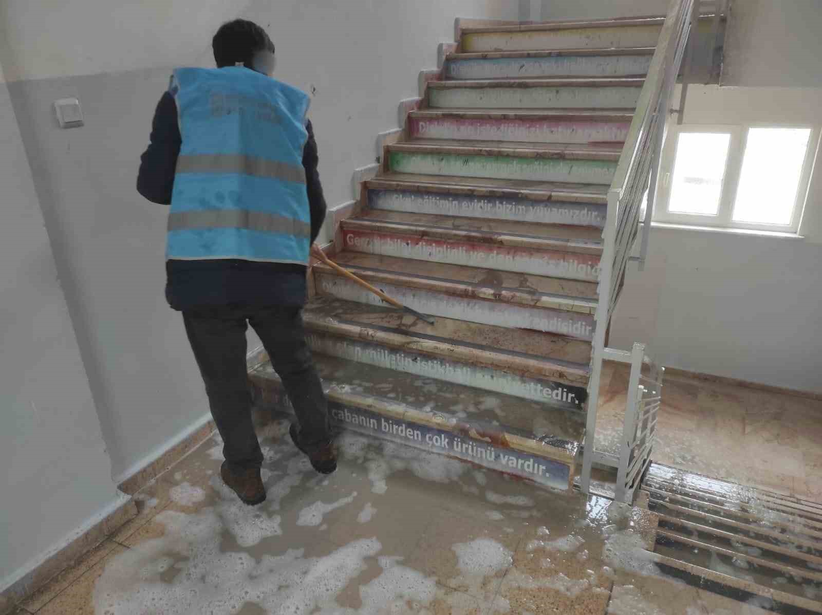 Yükümlüler ara tatilde 6 okulu temizledi
