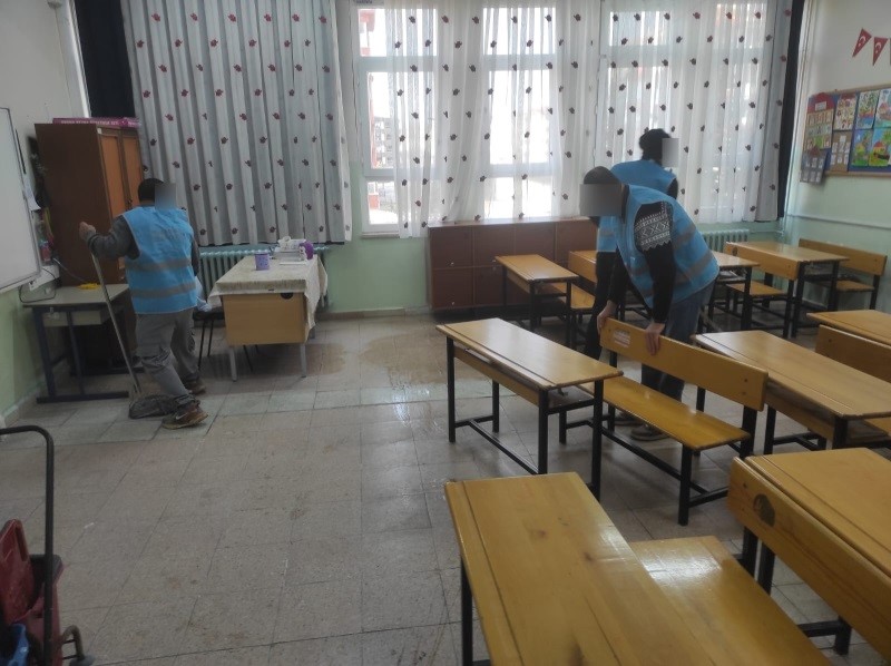 Yükümlüler, İsmet İnönü İlkokulu’nu temizledi
