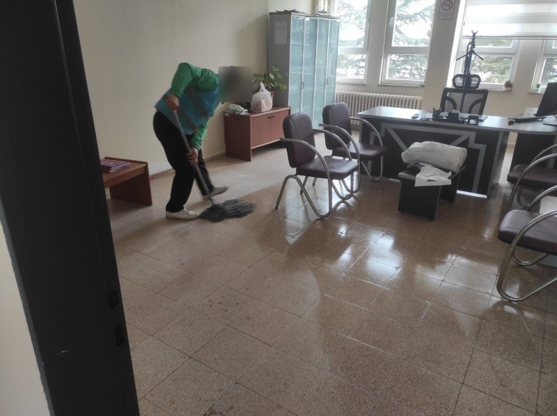 Yükümlüler, İsmet İnönü İlkokulu’nu temizledi
