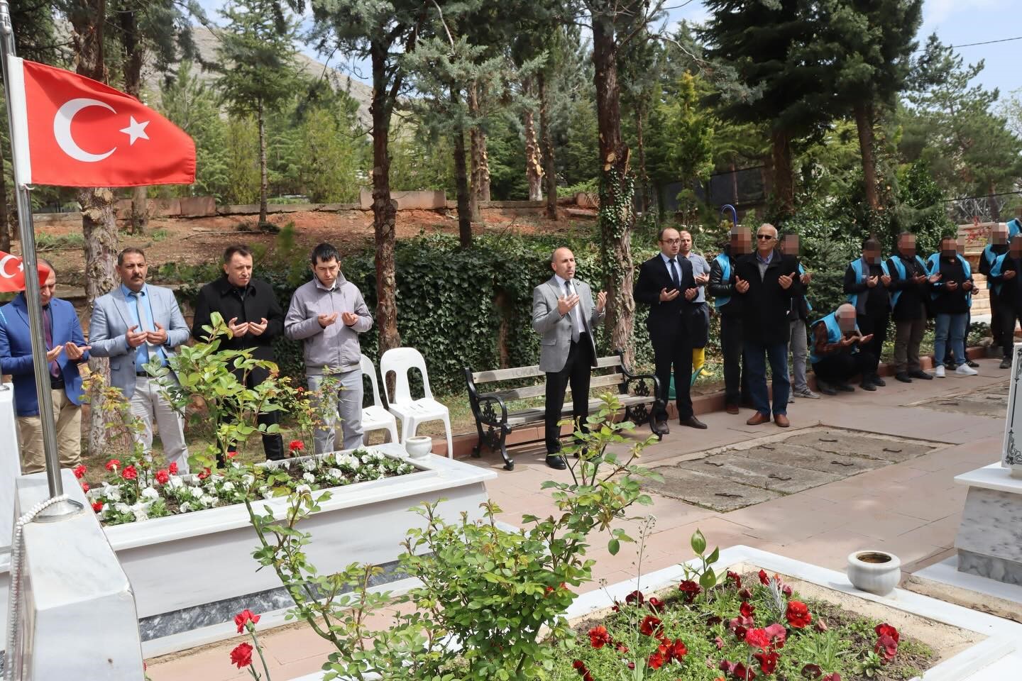 Yükümlülerden şehitliğe örnek davranış
