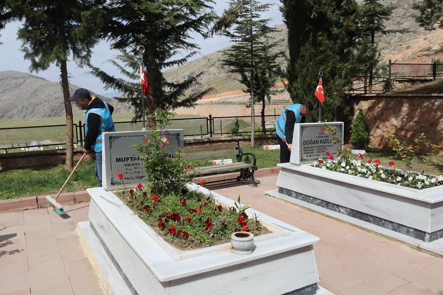 Yükümlülerden şehitliğe örnek davranış
