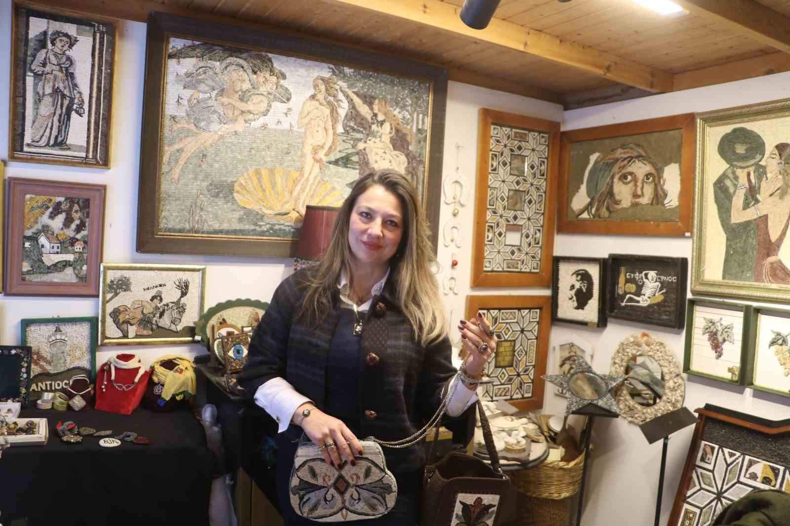 Yumurta kabuklarıyla başlayan sanat merakında 30 yıldır ilmik ilmik taşları mozaiğe dönüştürüyor
