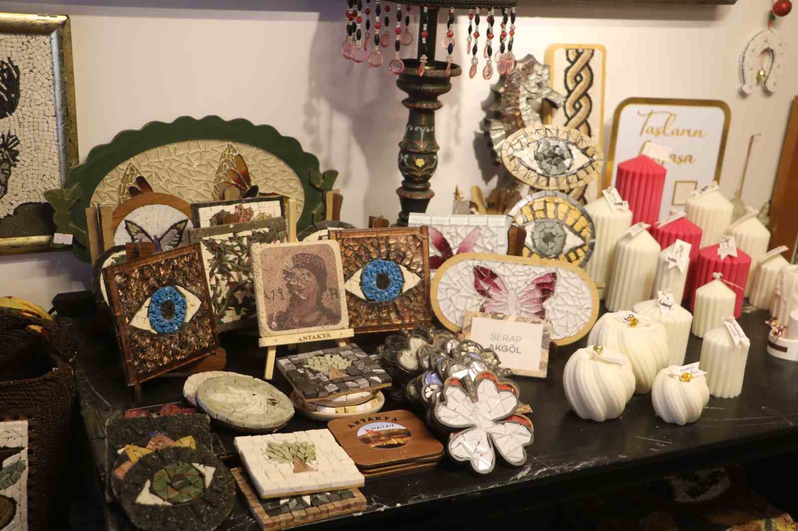 Yumurta kabuklarıyla başlayan sanat merakında 30 yıldır ilmik ilmik taşları mozaiğe dönüştürüyor
