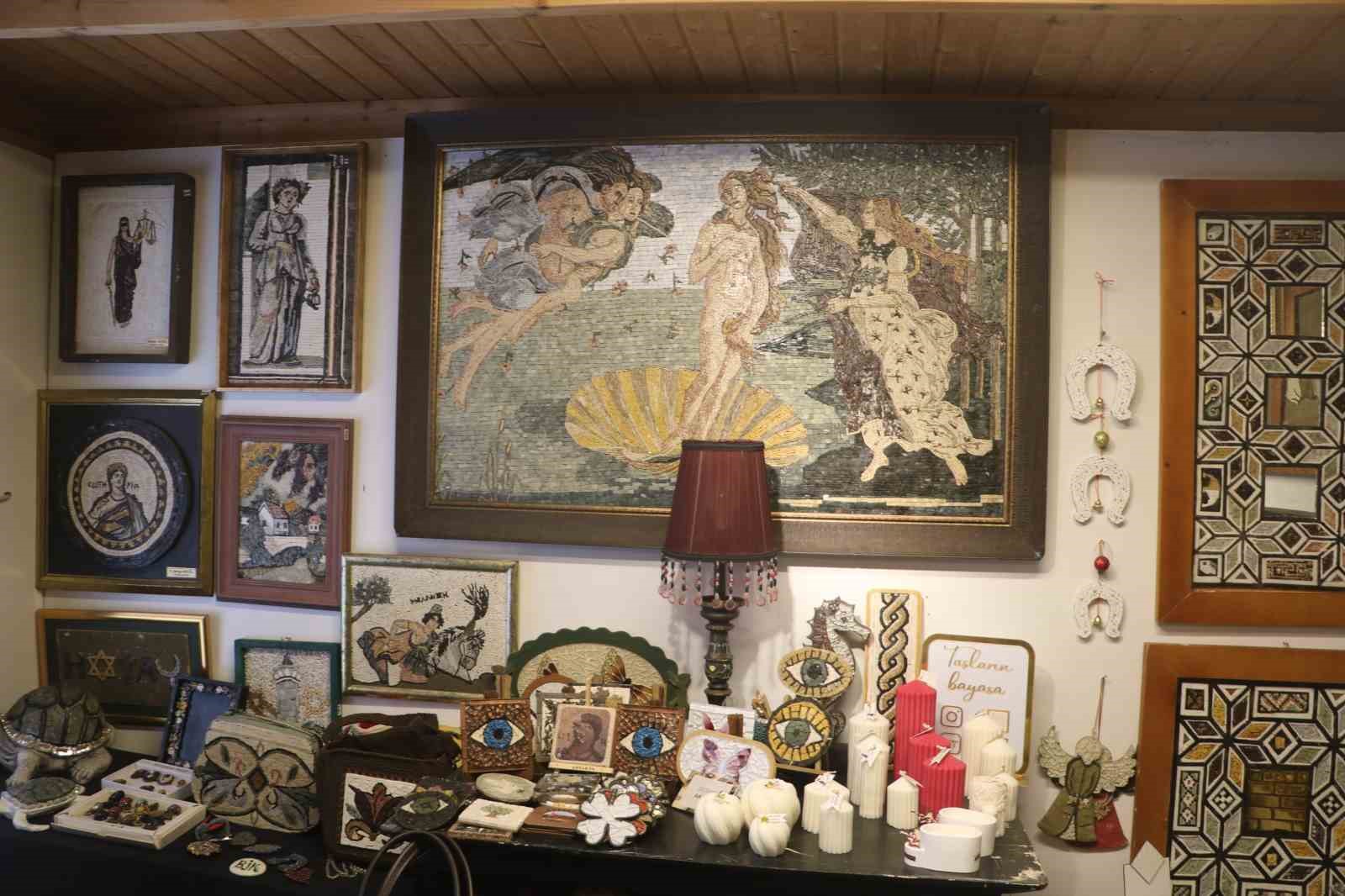 Yumurta kabuklarıyla başlayan sanat merakında 30 yıldır ilmik ilmik taşları mozaiğe dönüştürüyor
