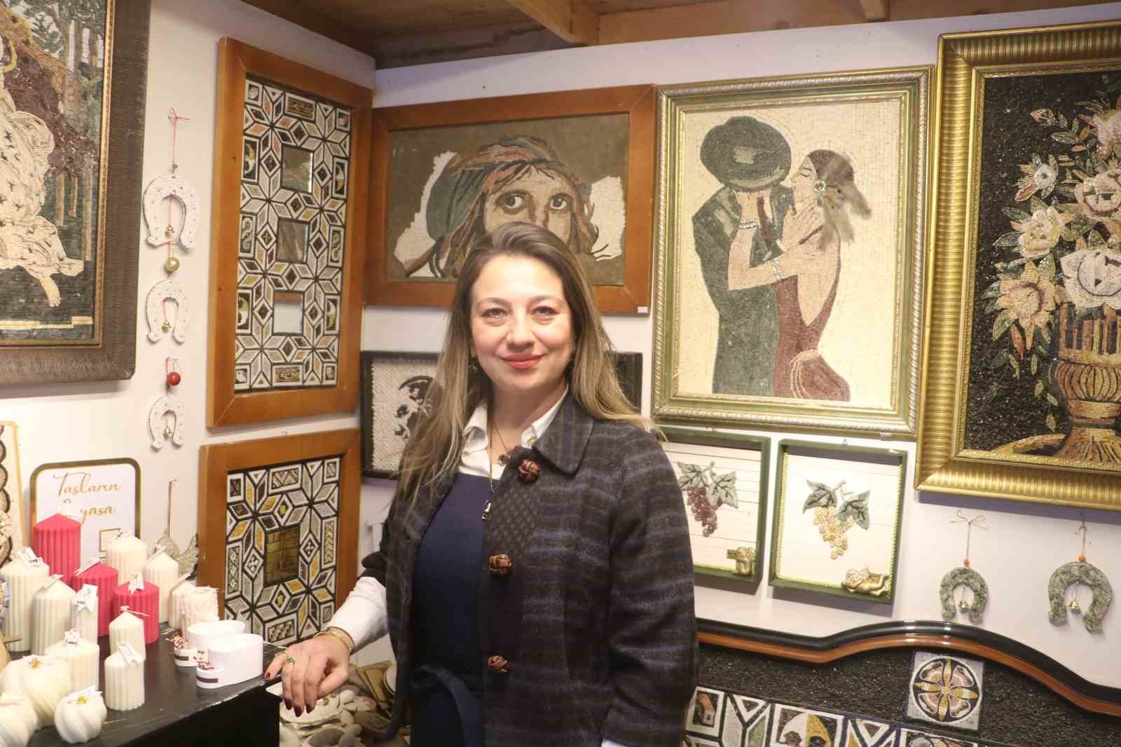 Yumurta kabuklarıyla başlayan sanat merakında 30 yıldır ilmik ilmik taşları mozaiğe dönüştürüyor
