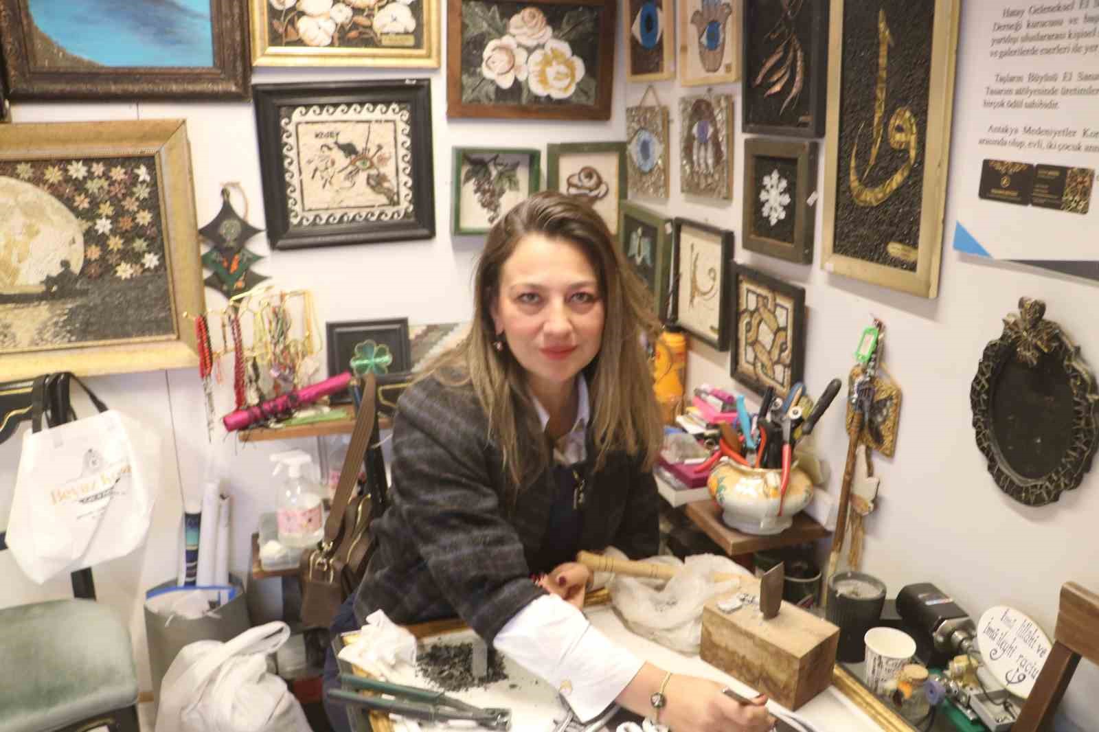 Yumurta kabuklarıyla başlayan sanat merakında 30 yıldır ilmik ilmik taşları mozaiğe dönüştürüyor
