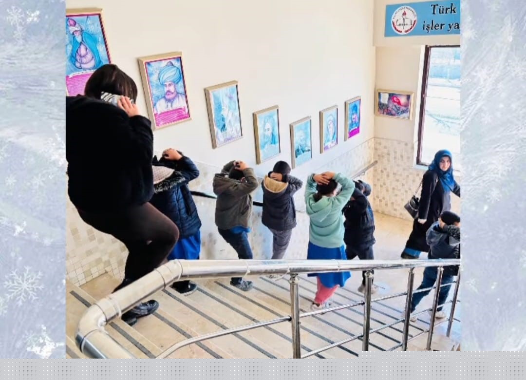 Yunak’taki okullarda deprem tahliye tatbikatı gerçekleştirildi
