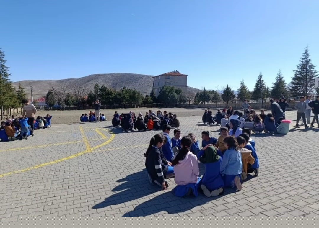 Yunak’taki okullarda deprem tahliye tatbikatı gerçekleştirildi

