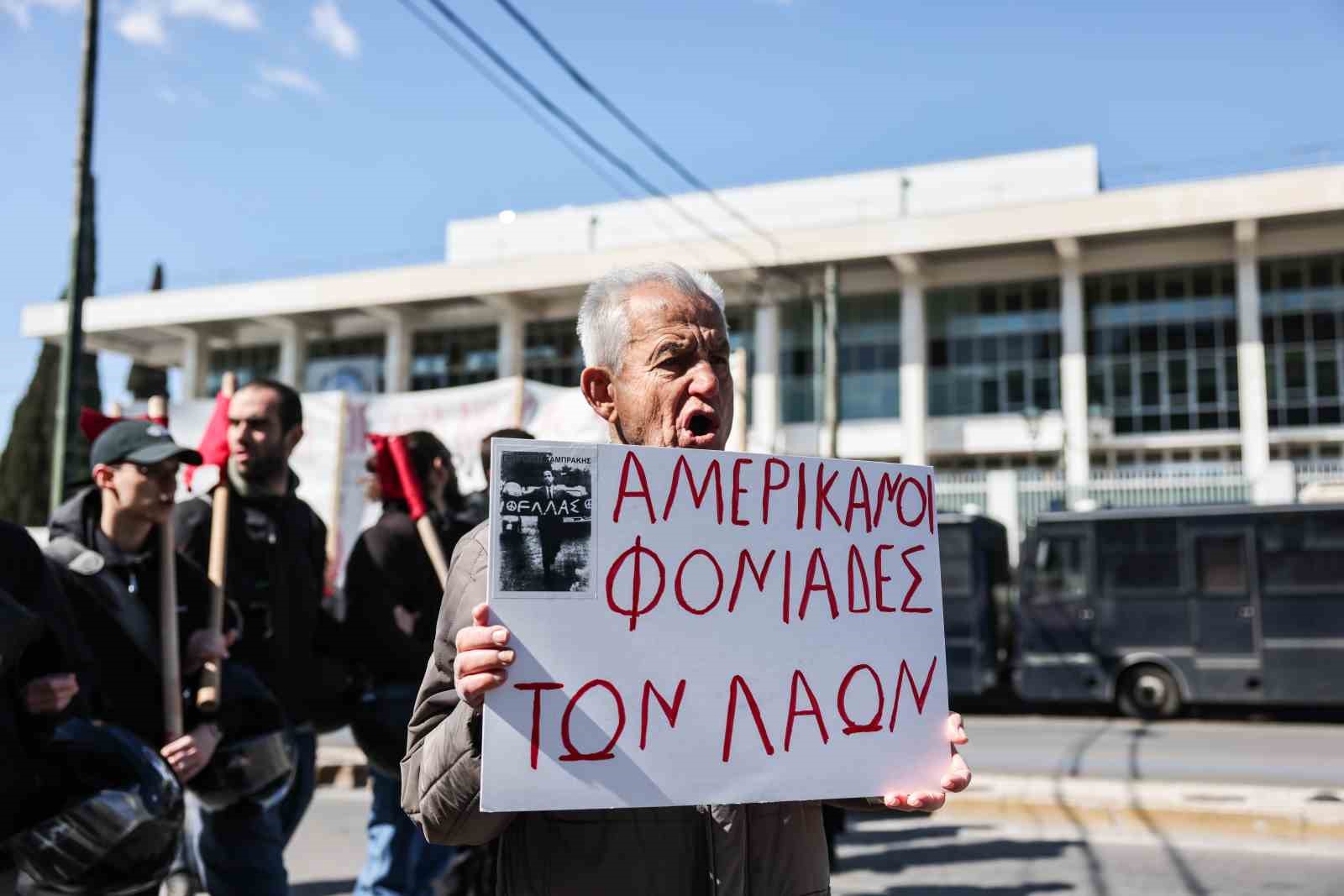 Yunanistan’da ABD ve İsrail’in İran’a yönelik saldırıları protesto edildi
Yunanistan’da ABD ve İsrail’in İran’a yönelik saldırıları protesto edildi