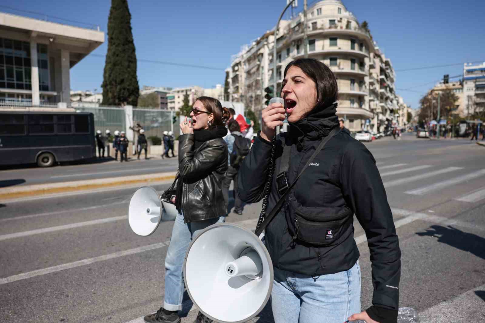 Yunanistan’da ABD ve İsrail’in İran’a yönelik saldırıları protesto edildi
Yunanistan’da ABD ve İsrail’in İran’a yönelik saldırıları protesto edildi