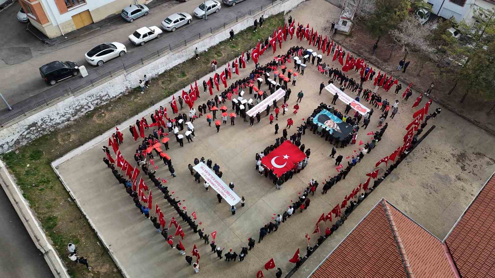 Yunus Emre MTAL’de öğrenciler 103 Türk bayrağı açarak Cumhuriyeti selamladı
