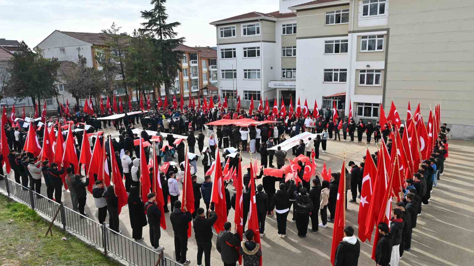 Yunus Emre MTAL’de öğrenciler 103 Türk bayrağı açarak Cumhuriyeti selamladı
