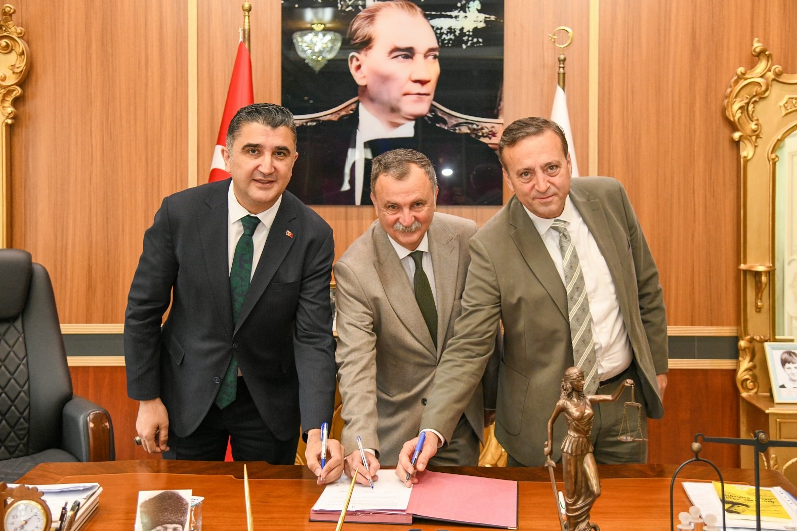 Yunusemre Belediyesinden Aigai kazısına destek
