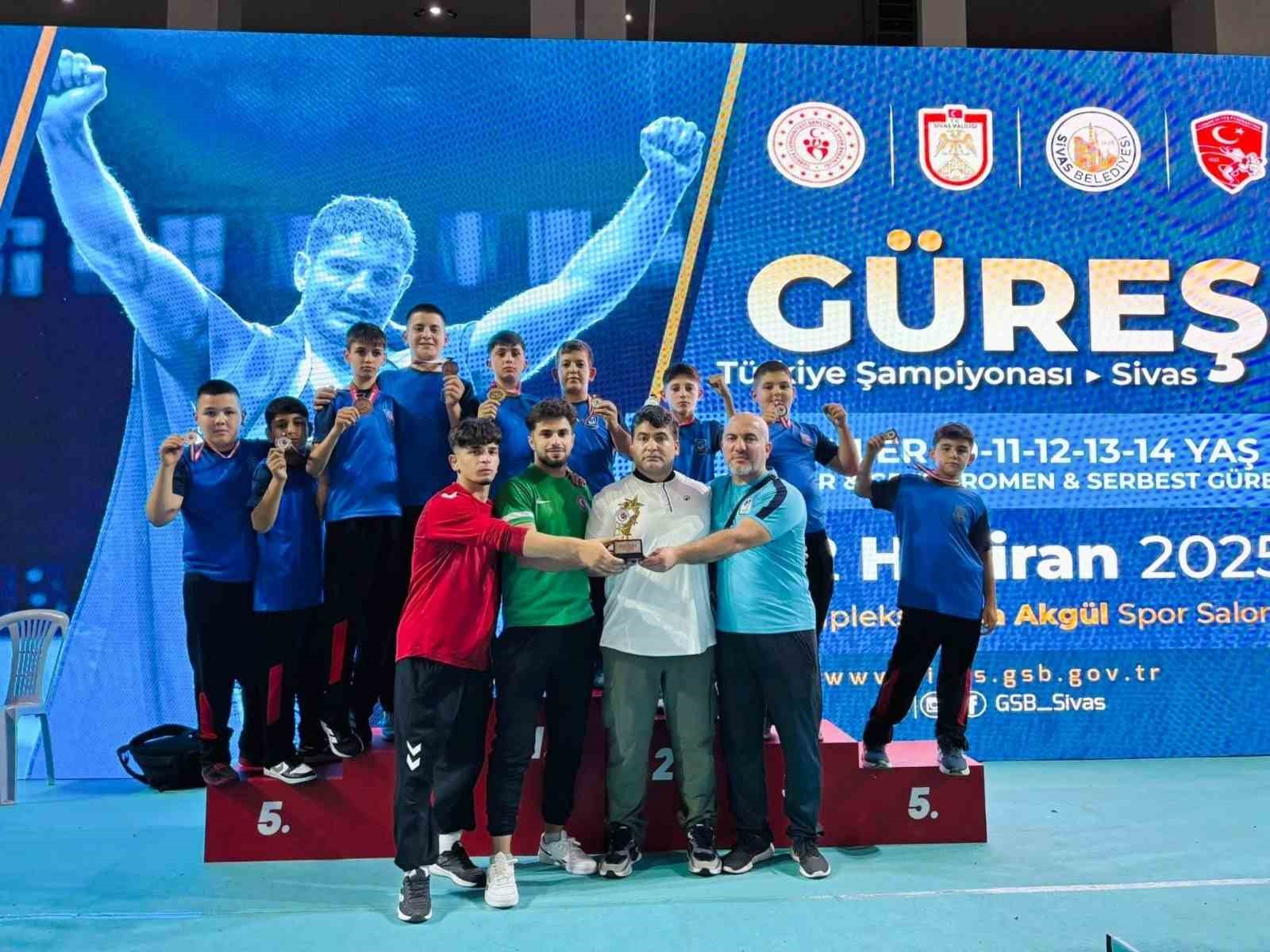 Yunusemre Belediyespor 2025 yılını 211 madalya ve 34 kupa ile tamamladı
Yunusemre Belediyespor 2025 yılını 211 madalya ve 34 kupa ile tamamladı