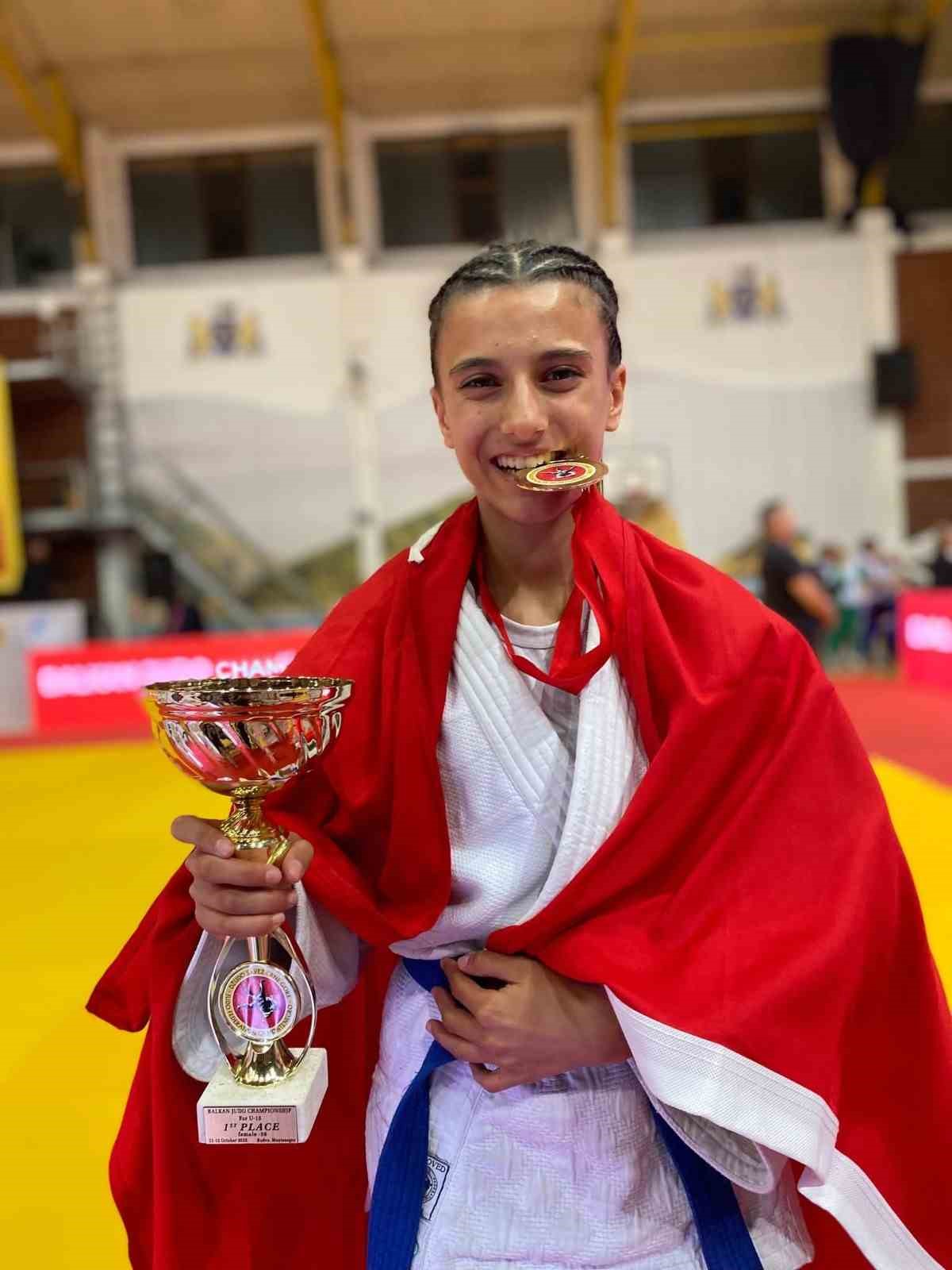 Yunusemre Belediyespor 2025 yılını 211 madalya ve 34 kupa ile tamamladı
Yunusemre Belediyespor 2025 yılını 211 madalya ve 34 kupa ile tamamladı