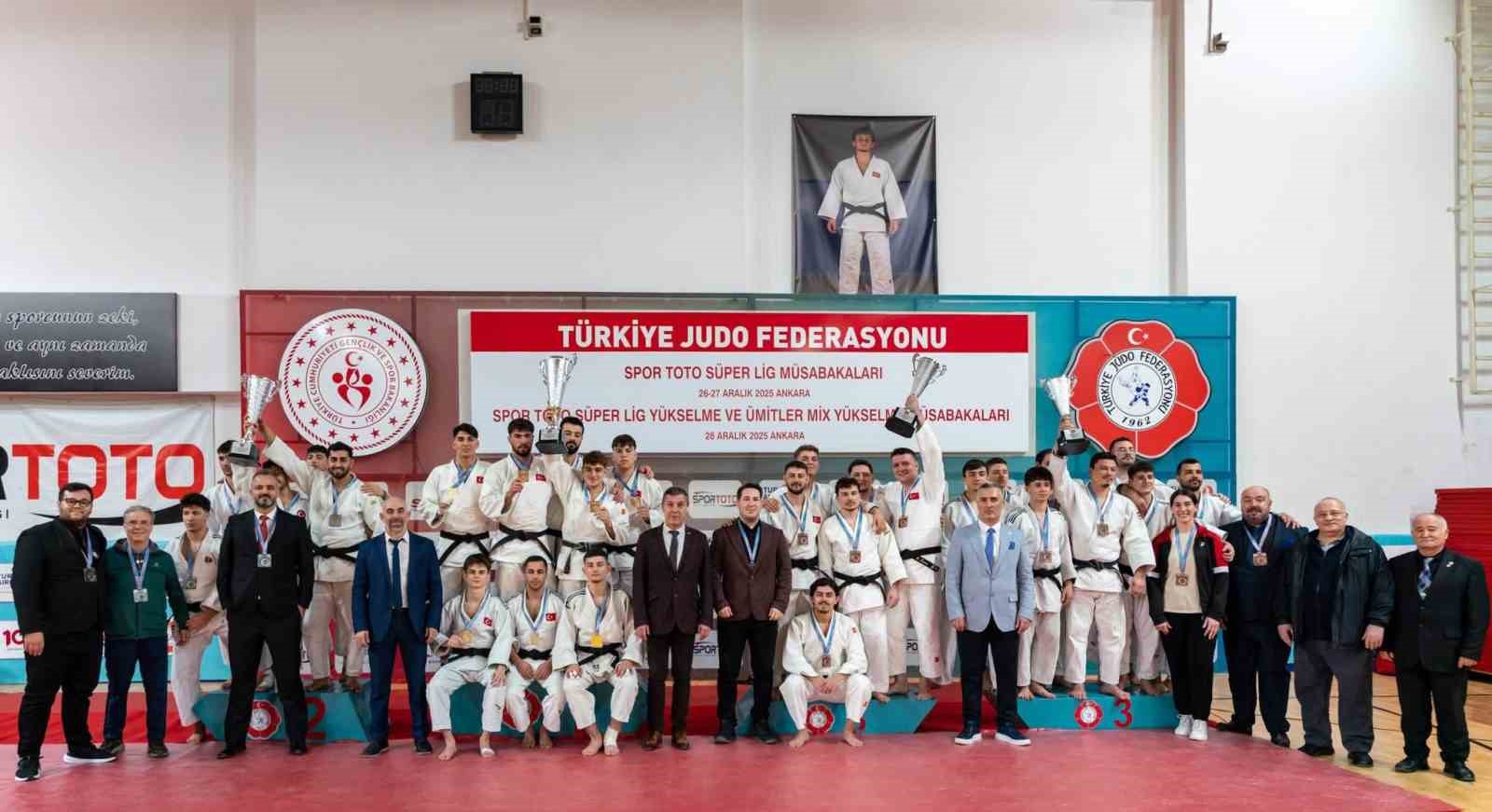 Yunusemre Belediyespor erkek judo takımı Süper Lig’e yükseldi
Yunusemre Belediyespor erkek judo takımı Süper Lig’e yükseldi