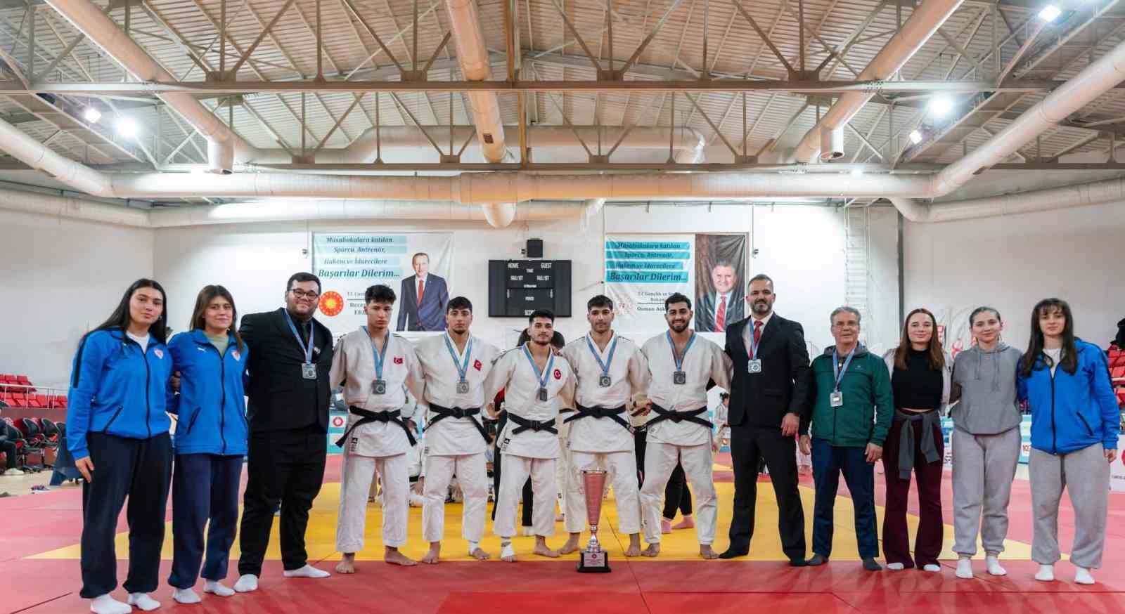 Yunusemre Belediyespor erkek judo takımı Süper Lig’e yükseldi
Yunusemre Belediyespor erkek judo takımı Süper Lig’e yükseldi