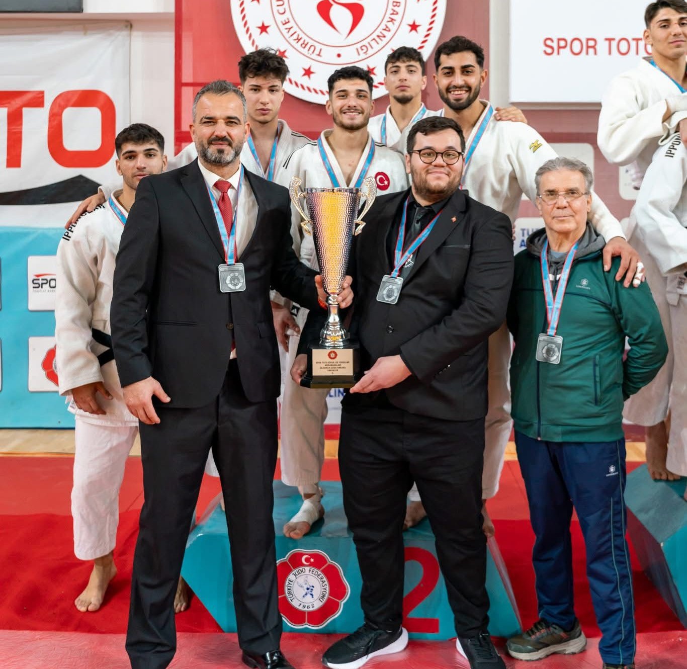 Yunusemre Belediyespor erkek judo takımı Süper Lig’e yükseldi
Yunusemre Belediyespor erkek judo takımı Süper Lig’e yükseldi