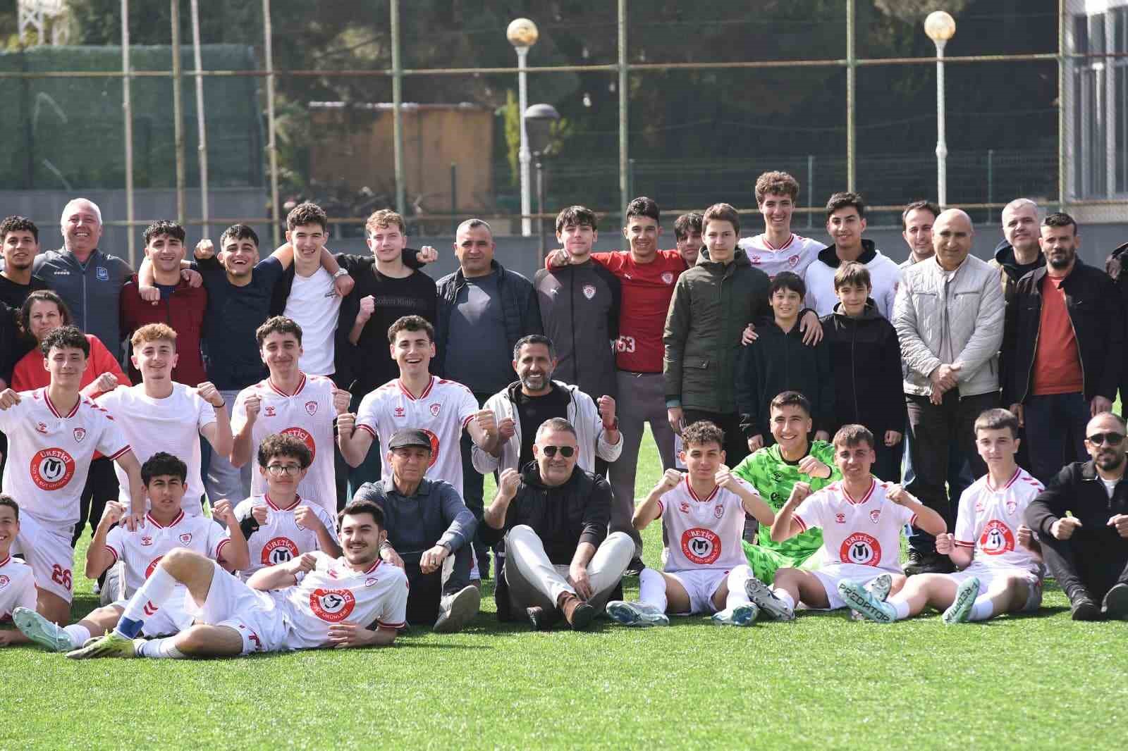 Yunusemre Belediyespor üst üste üçüncü kez şampiyon
