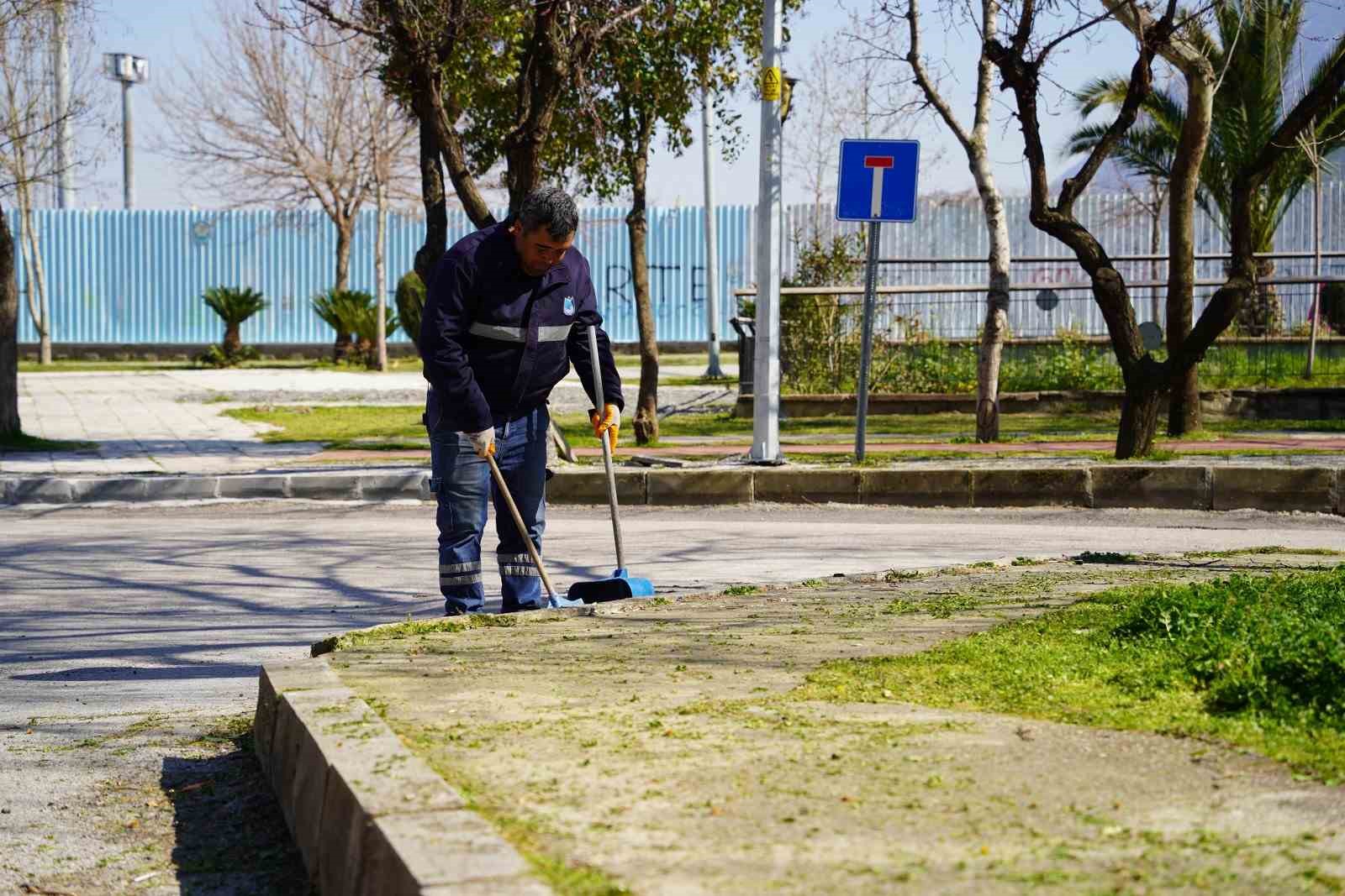 Yunusemre’den parklara bahar temizliği
