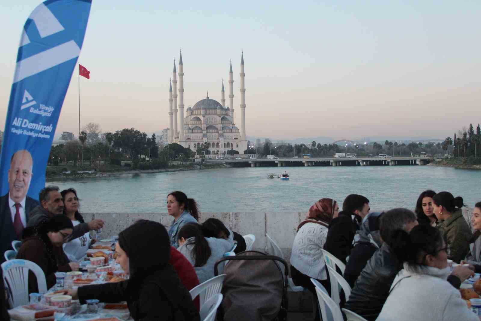 Yüreğir Belediyesi tarihi Taşköprü’de halk iftarı düzenledi
