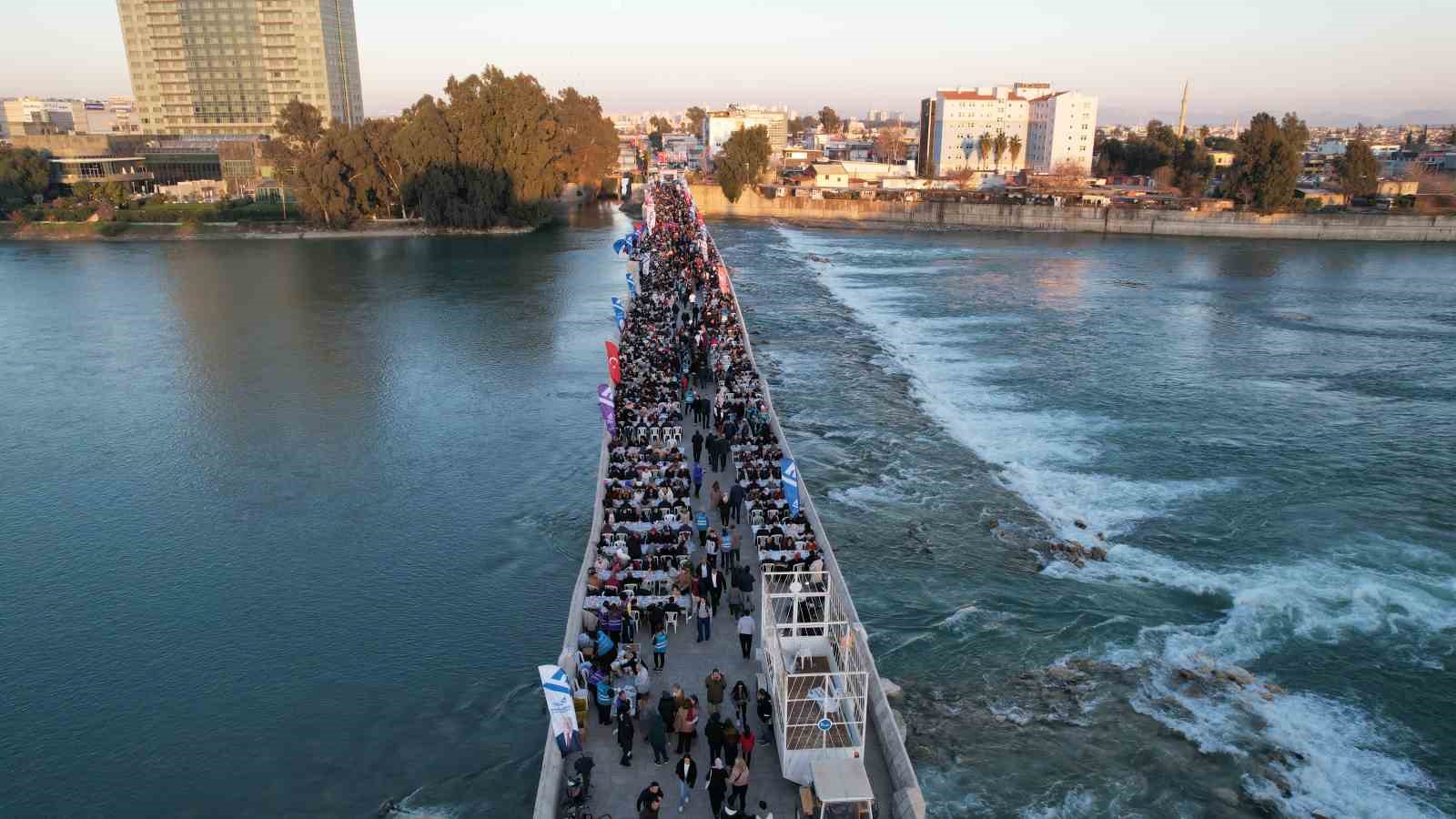 Yüreğir Belediyesi tarihi Taşköprü’de halk iftarı düzenledi
