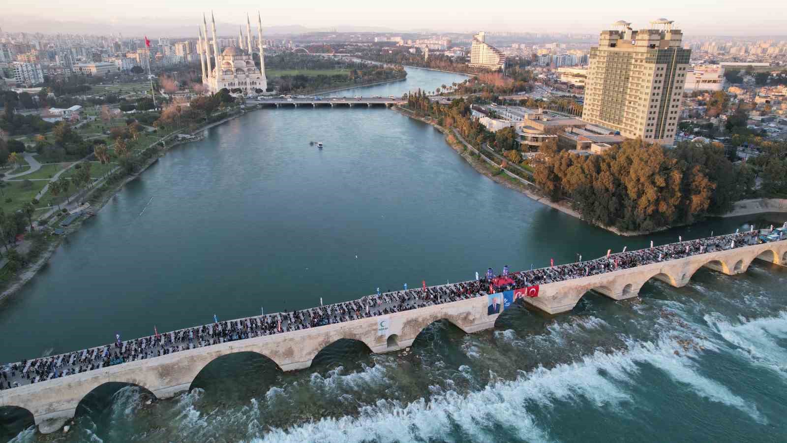 Yüreğir Belediyesi tarihi Taşköprü’de halk iftarı düzenledi
