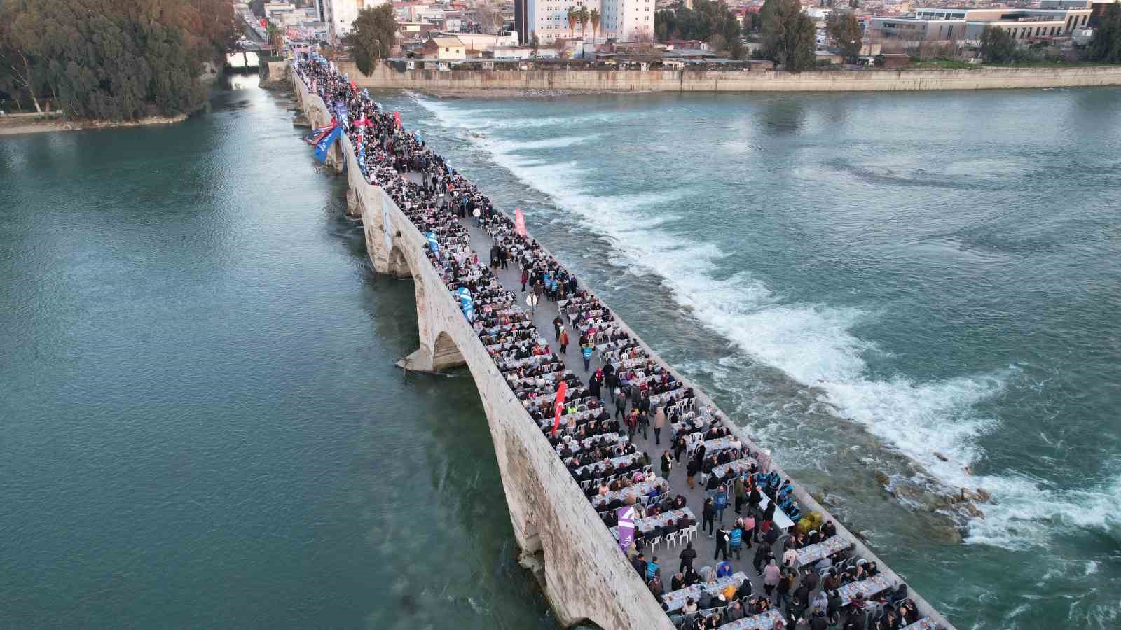Yüreğir Belediyesi tarihi Taşköprü’de halk iftarı düzenledi
