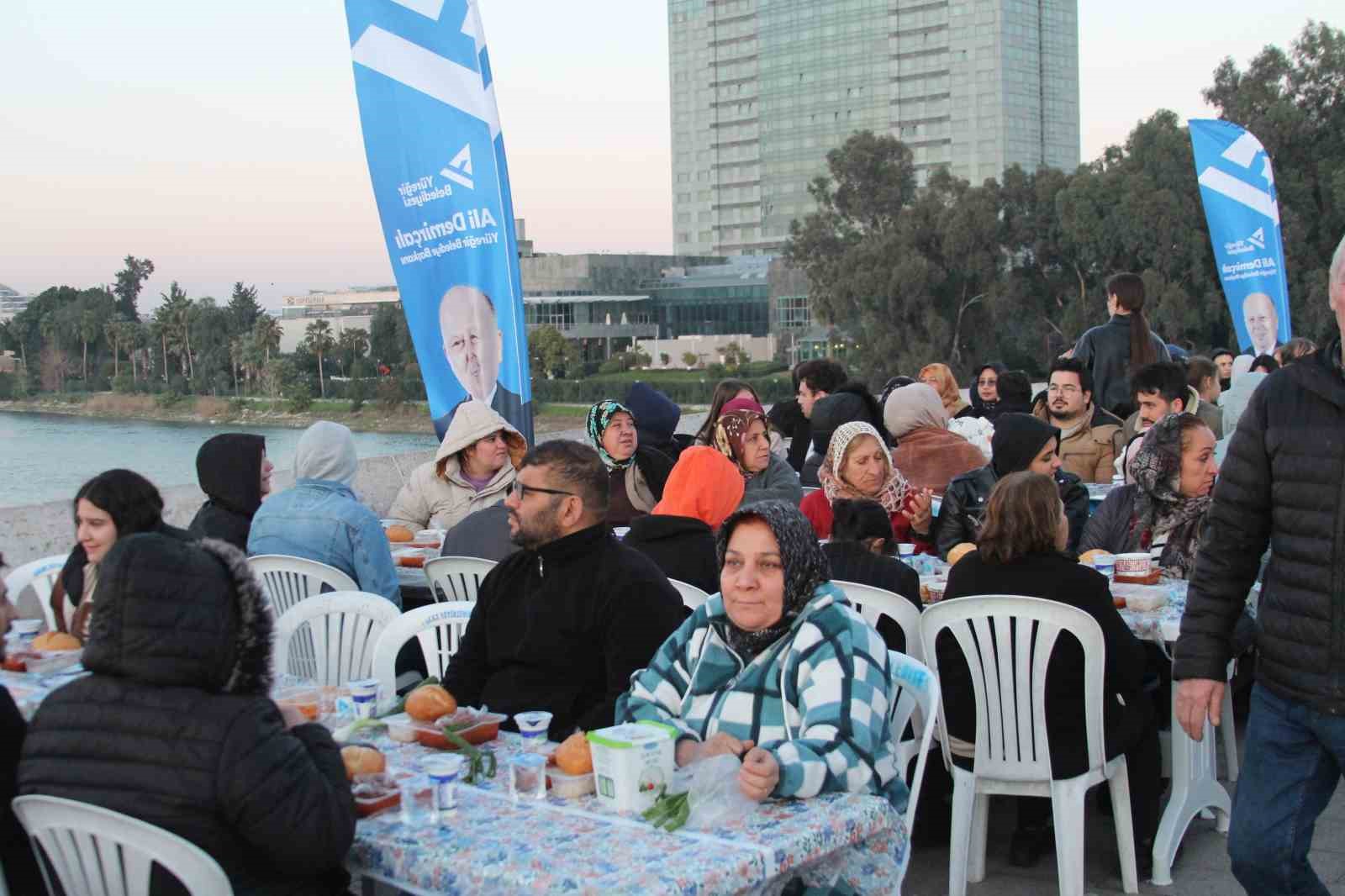Yüreğir Belediyesi tarihi Taşköprü’de halk iftarı düzenledi
