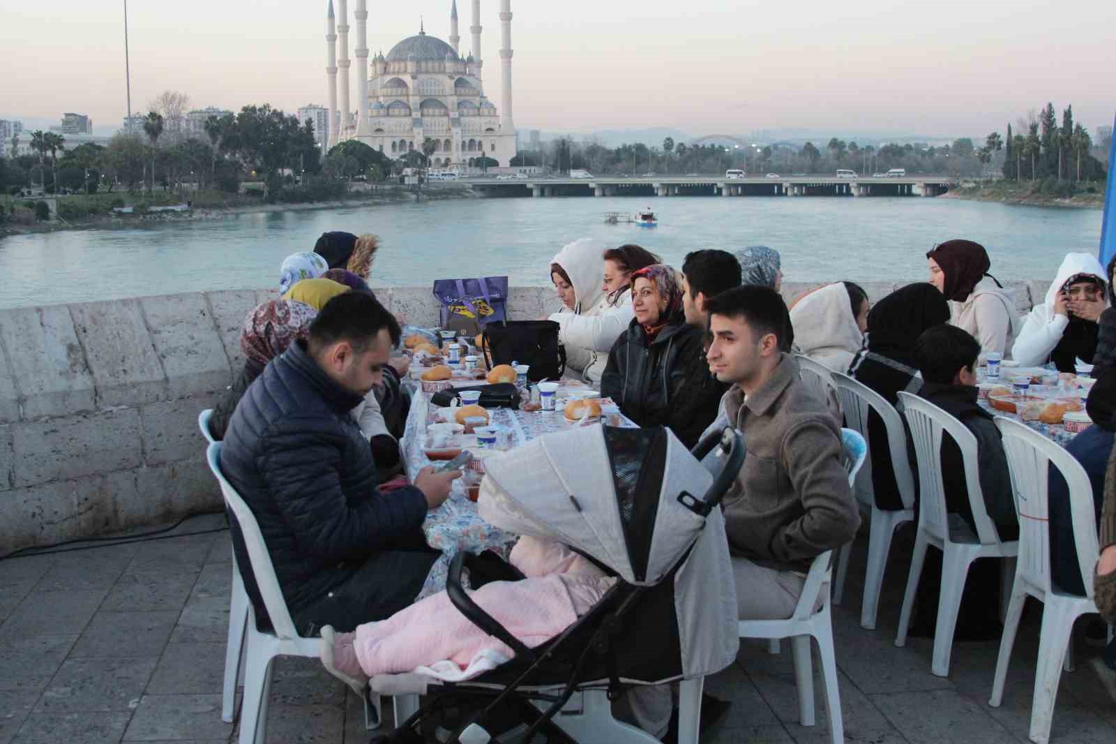 Yüreğir Belediyesi tarihi Taşköprü’de halk iftarı düzenledi
