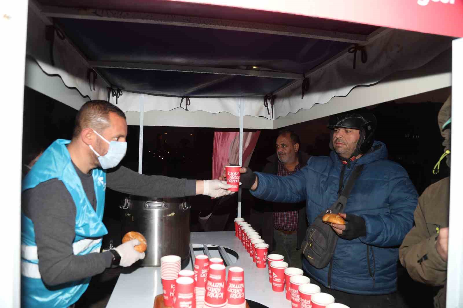 Yüreğir Belediyesi’nden vatandaşa sıcak çorba ikramı
