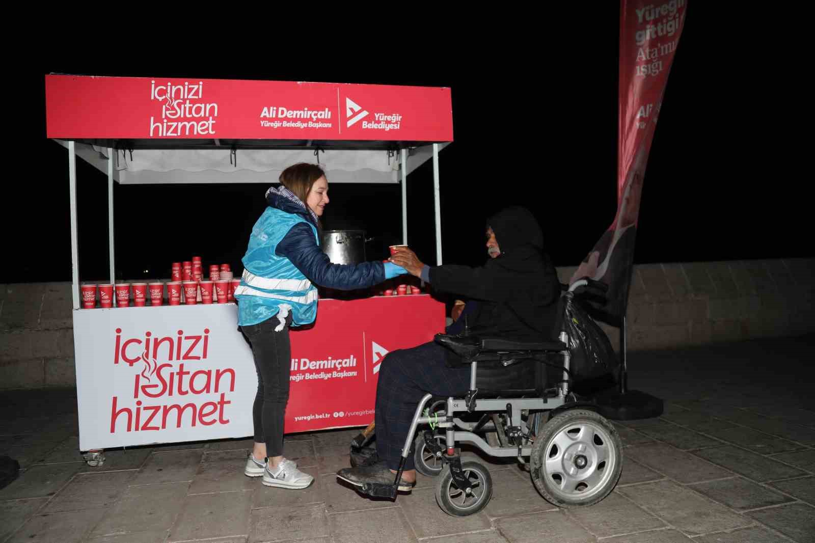 Yüreğir Belediyesi’nden vatandaşa sıcak çorba ikramı
