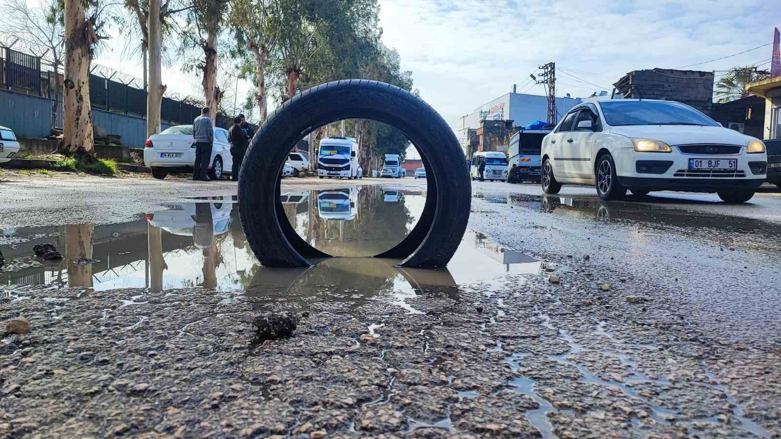 Yüreğir’de yol isyanı: Belediye çukuru kapatmayınca vatandaş lastikle önlem aldı
