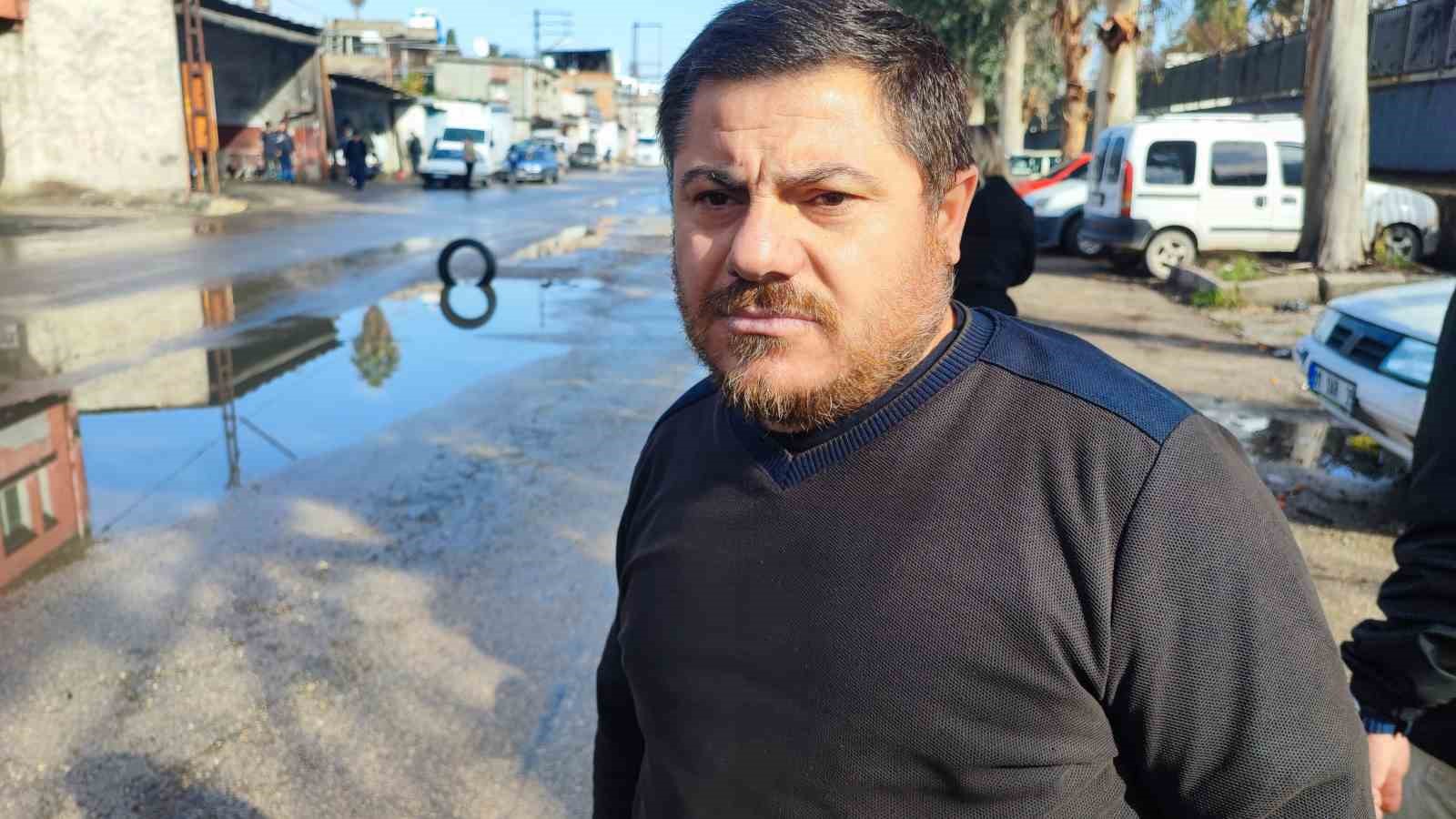 Yüreğir’de yol isyanı: Belediye çukuru kapatmayınca vatandaş lastikle önlem aldı
