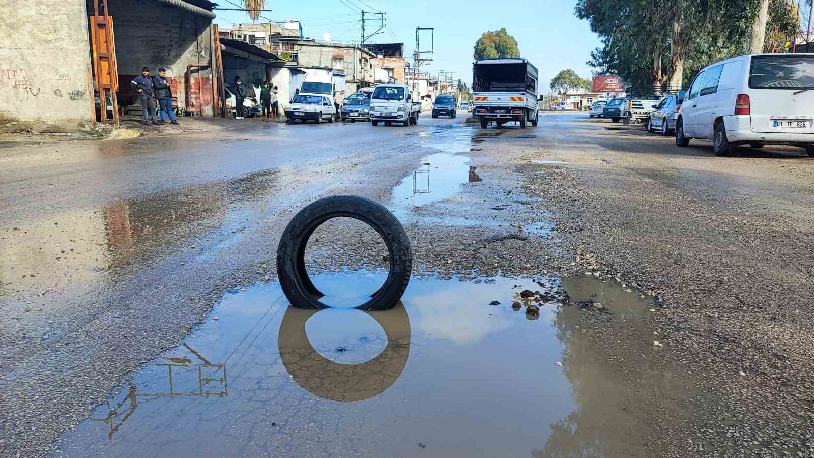 Yüreğir’de yol isyanı: Belediye çukuru kapatmayınca vatandaş lastikle önlem aldı
