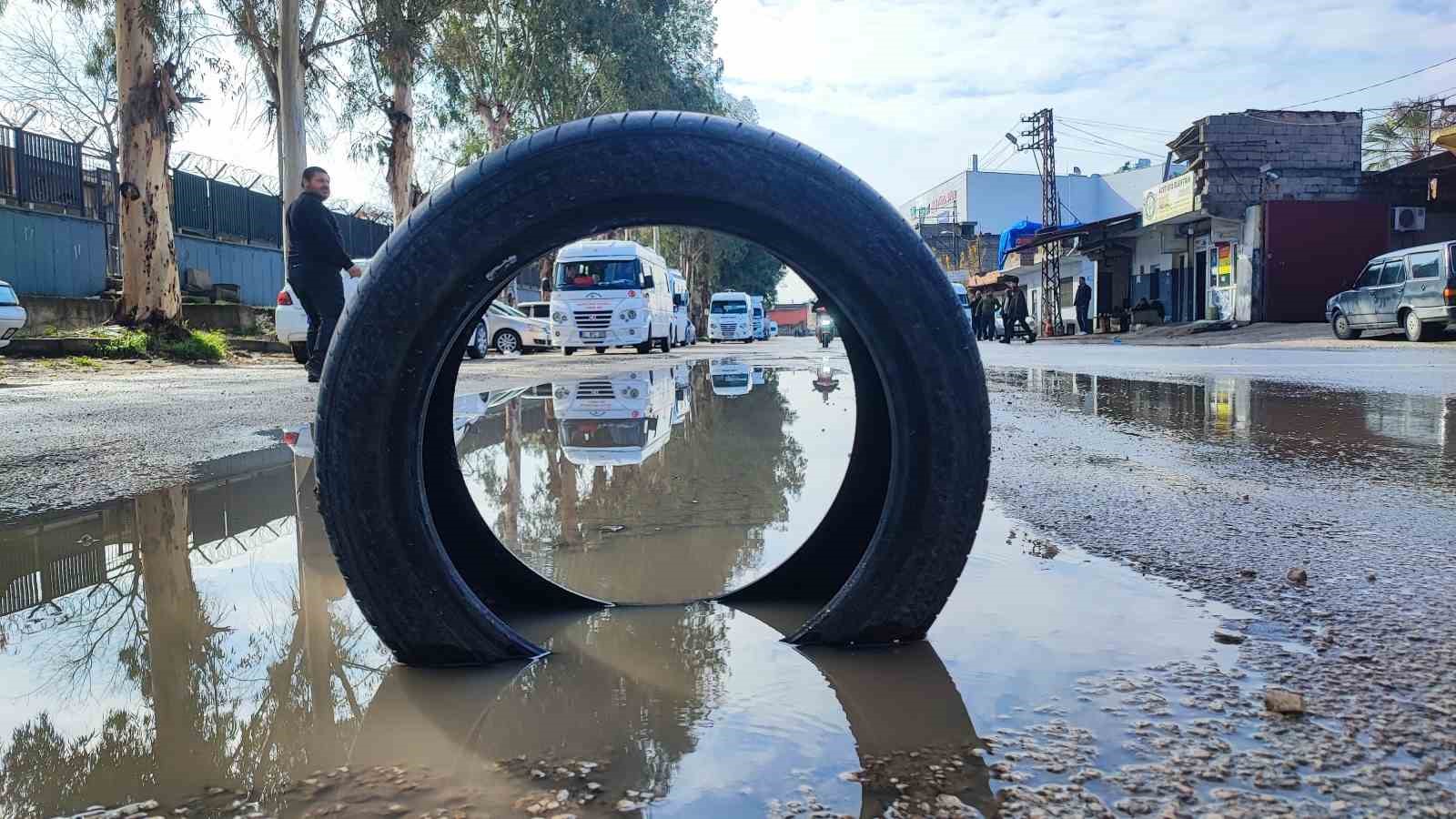 Yüreğir’de yol isyanı: Belediye çukuru kapatmayınca vatandaş lastikle önlem aldı
