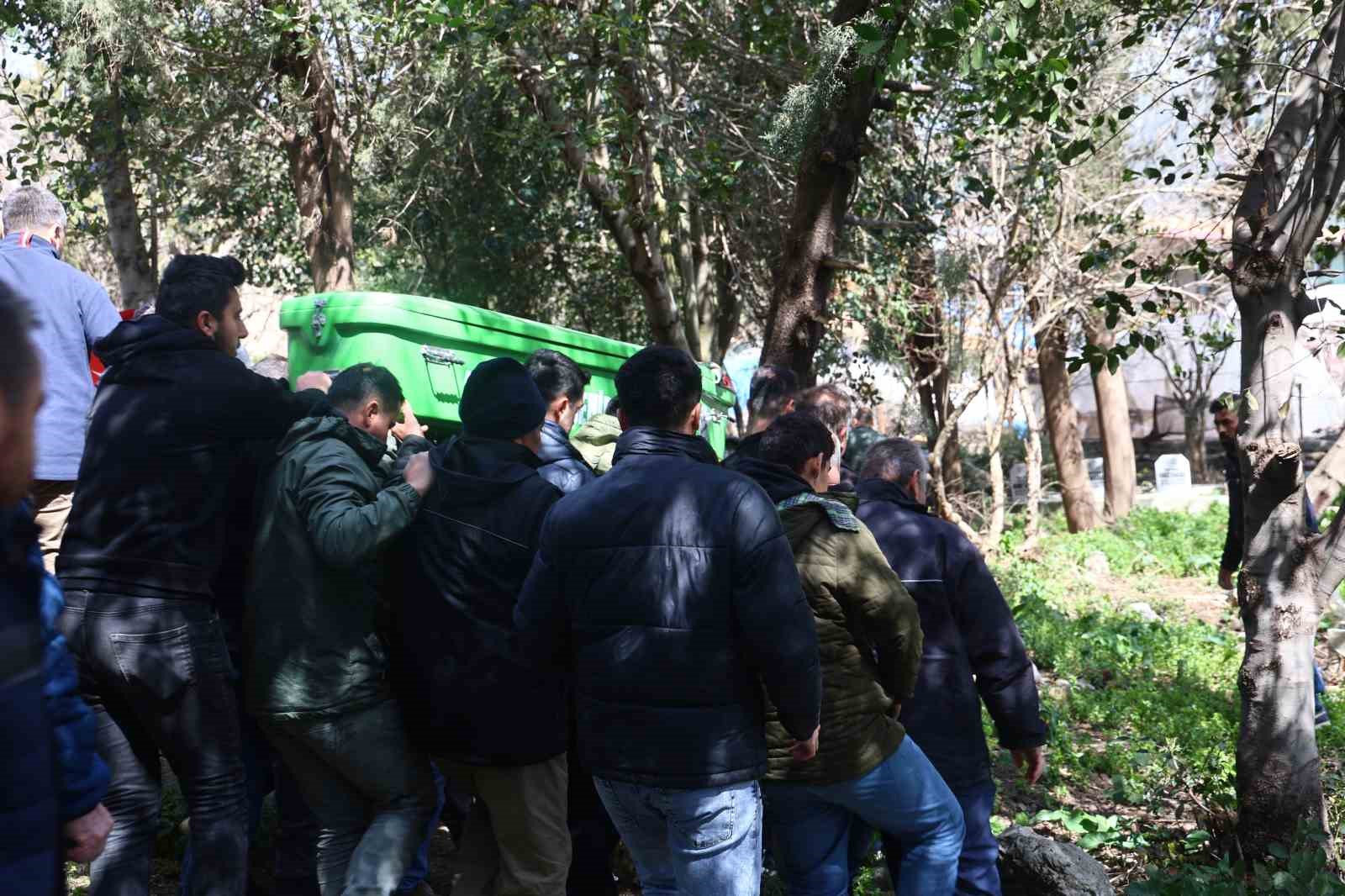 Yürek burkan kazada hamile kadını 5 ay önce evlendiği eşinden ölüm ayırdı
