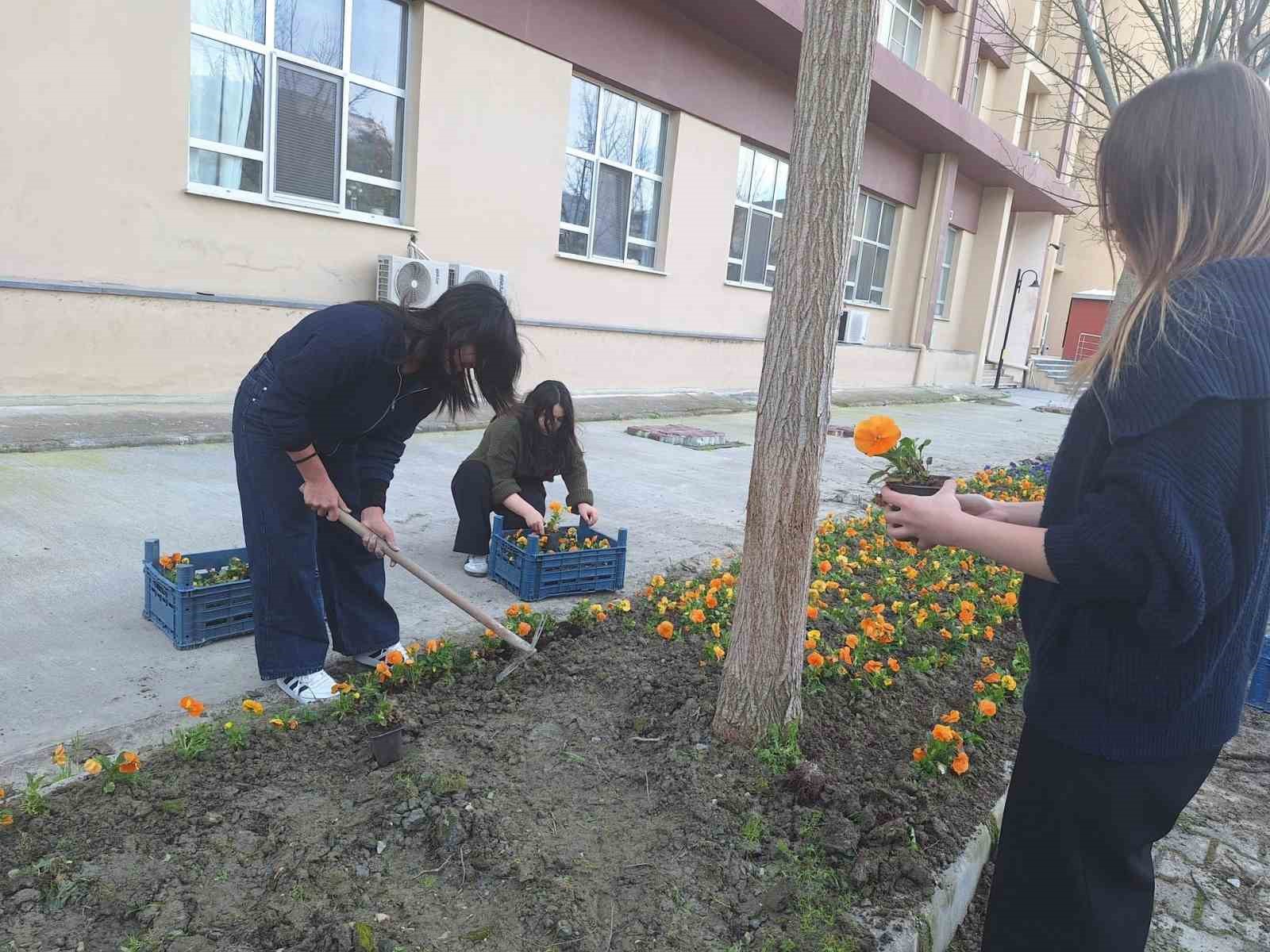 Yurt bahçesi gönüllü öğrencilerle bahara hazırlandı
