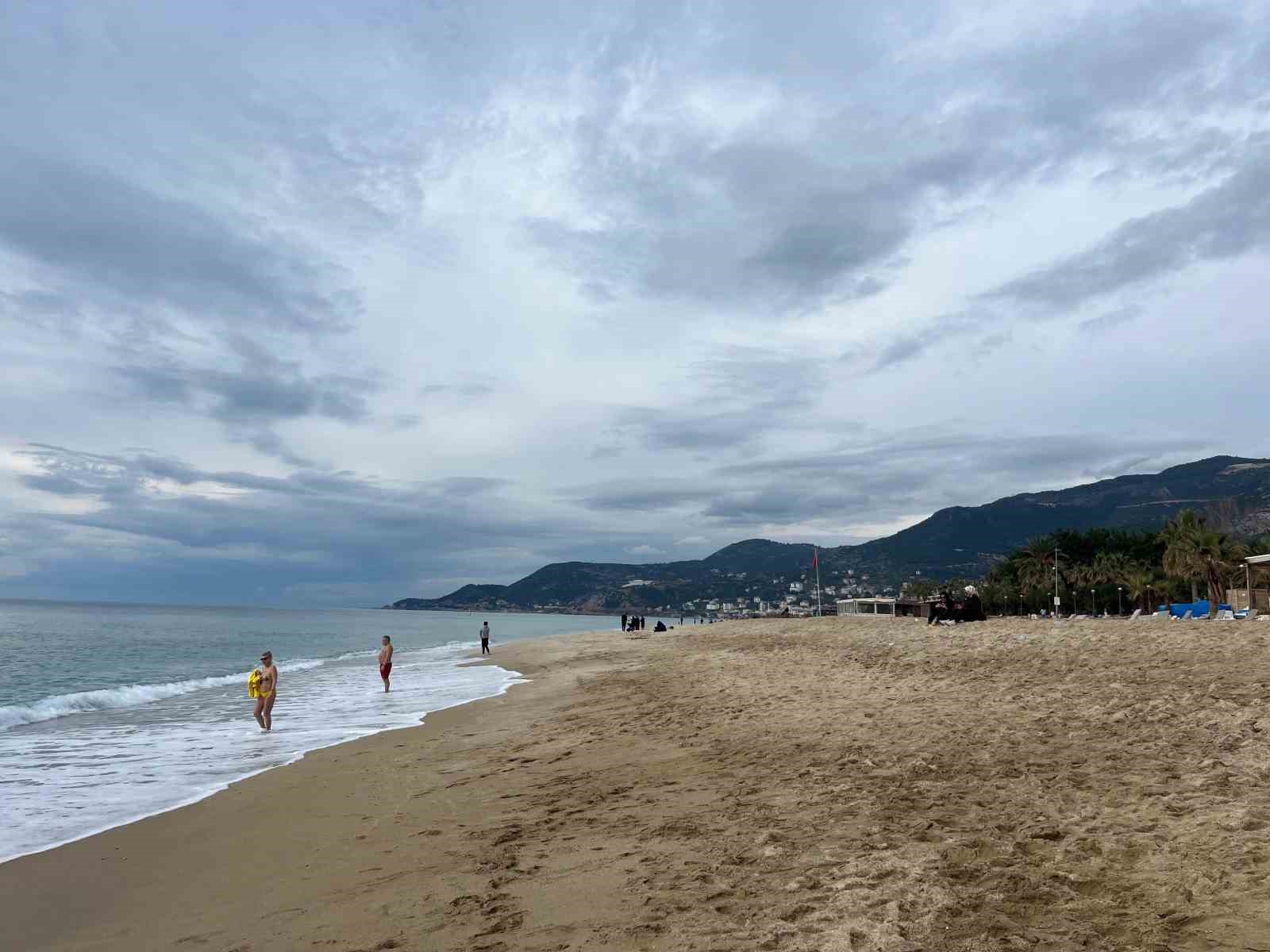 Yurt genelinde kar, Alanya’da yazdan kalma günler
