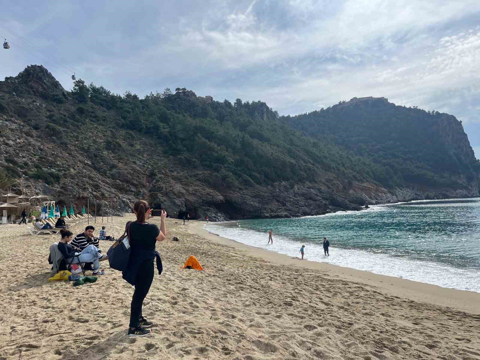 Yurt genelinde kar, Alanya’da yazdan kalma günler
