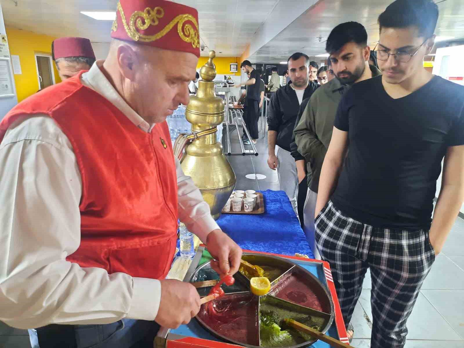 Yurtta kalan öğrenciler Ramazan coşkusunu yaşadı
