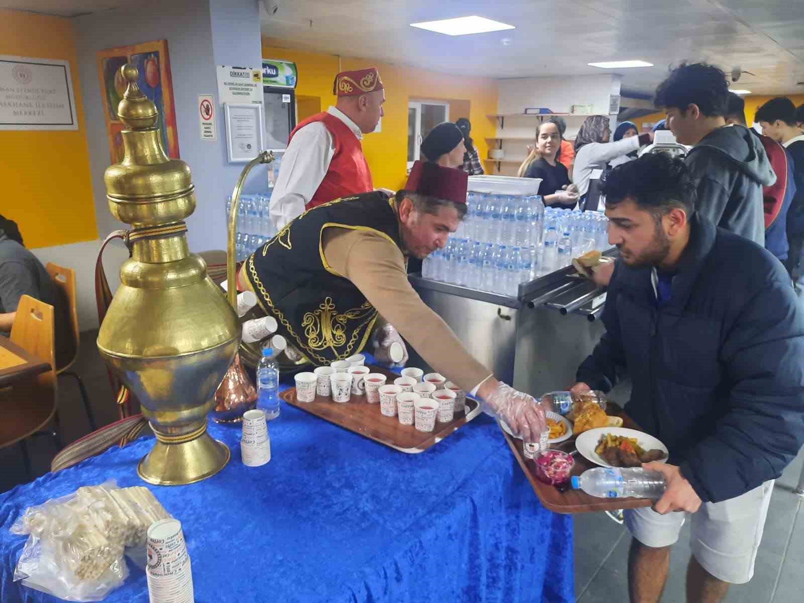 Yurtta kalan öğrenciler Ramazan coşkusunu yaşadı
