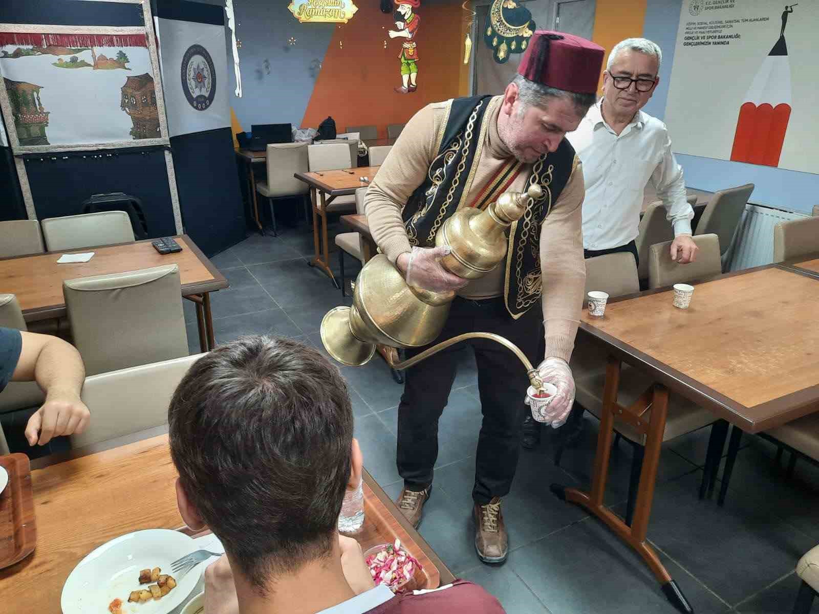 Yurtta kalan öğrenciler Ramazan coşkusunu yaşadı
