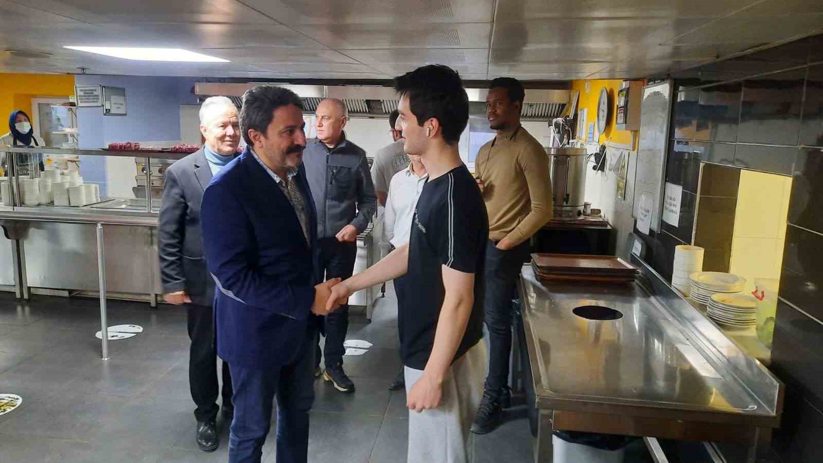 Yurtta kalan öğrenciler Ramazan coşkusunu yaşadı
